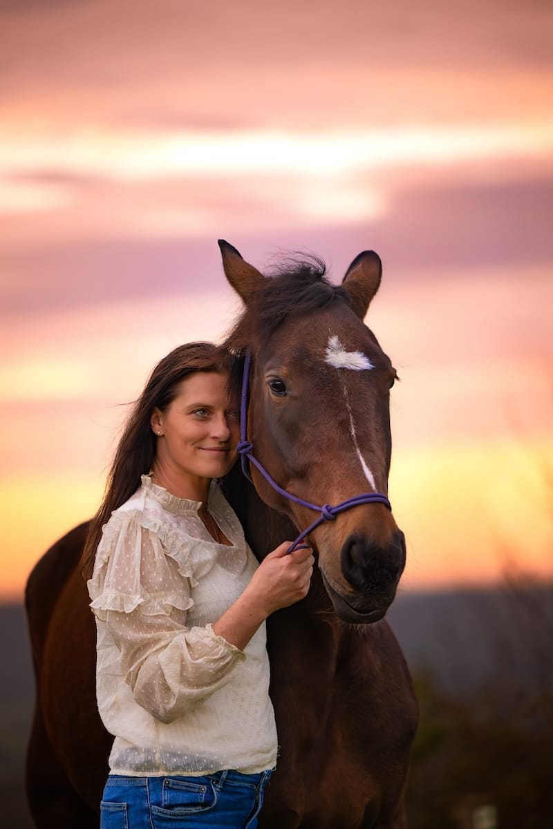 Complicité entre un cheval et Charlotte Welsch, praticienne bien-être animal