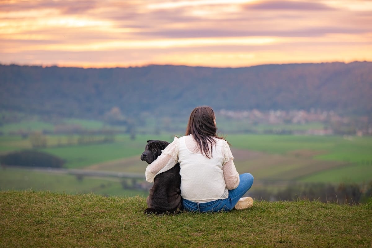 Praticienne bien-être animal, assise au calme avec son chien