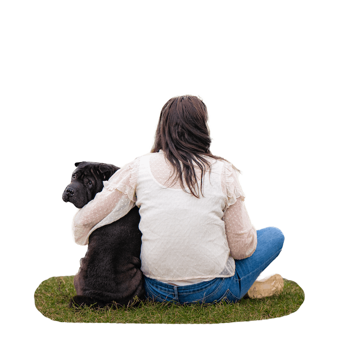 Praticienne bien-être animal proche d'un chien détendu