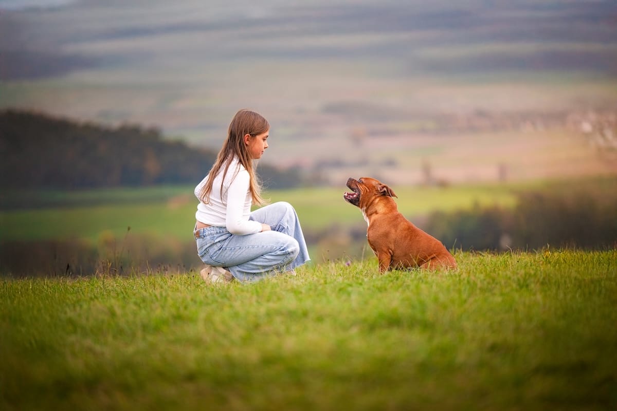 Communication instinctive entre une jeune femme et son chien